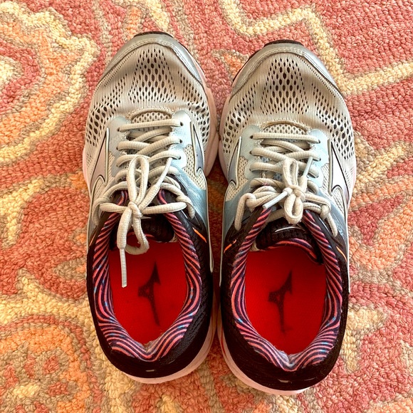 Women’s Mizuno Wave Inspire 15 Series. - Picture 2 of 5